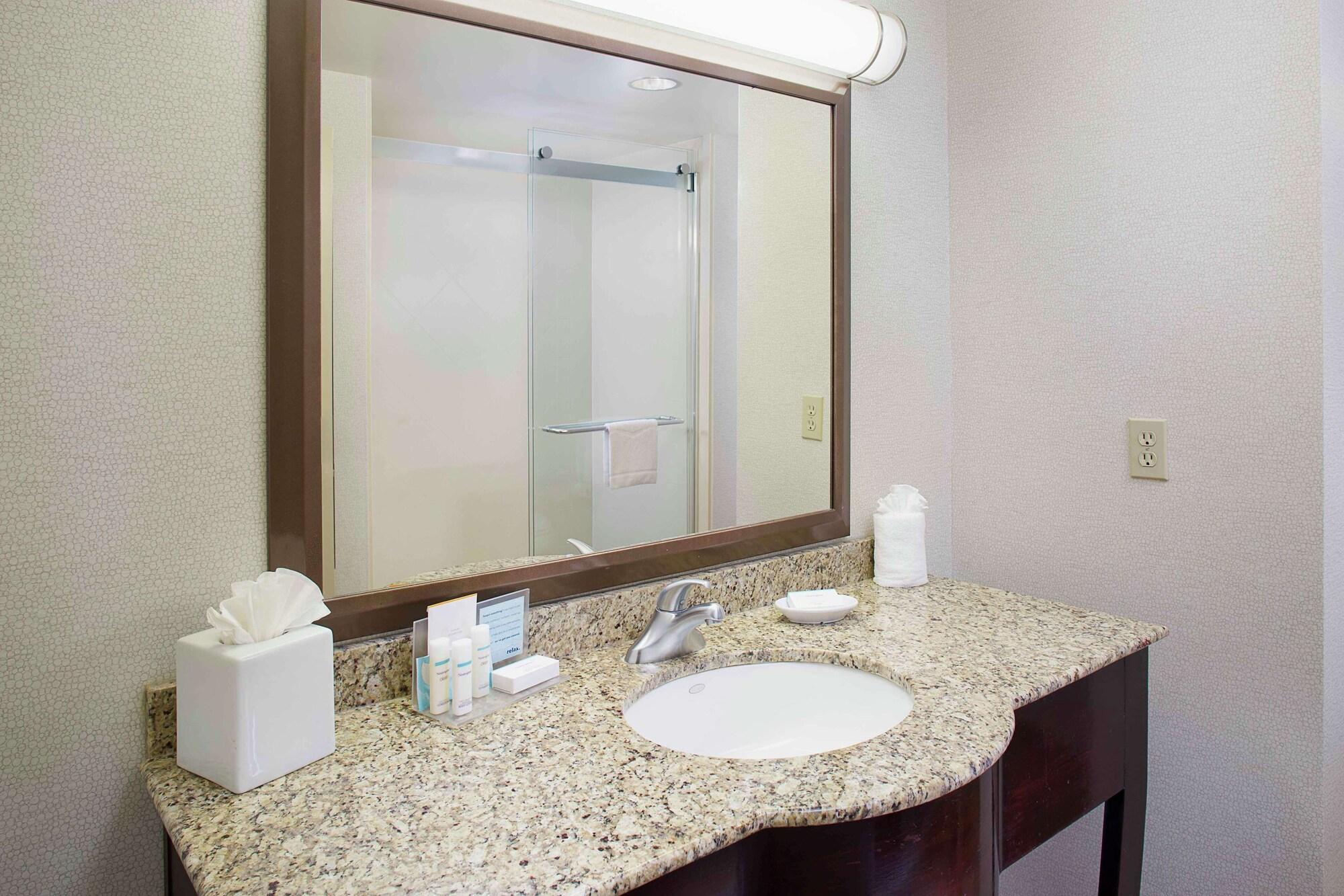 Hampton Inn By Hilton Garden City Long Island Экстерьер фото