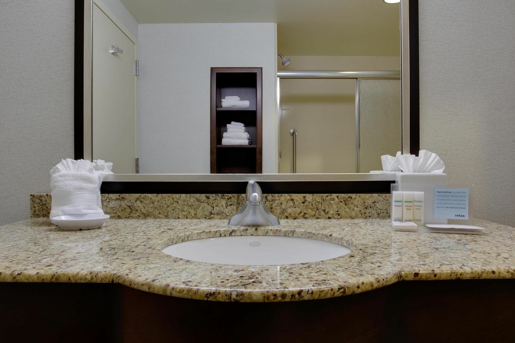 Hampton Inn By Hilton Garden City Long Island Экстерьер фото
